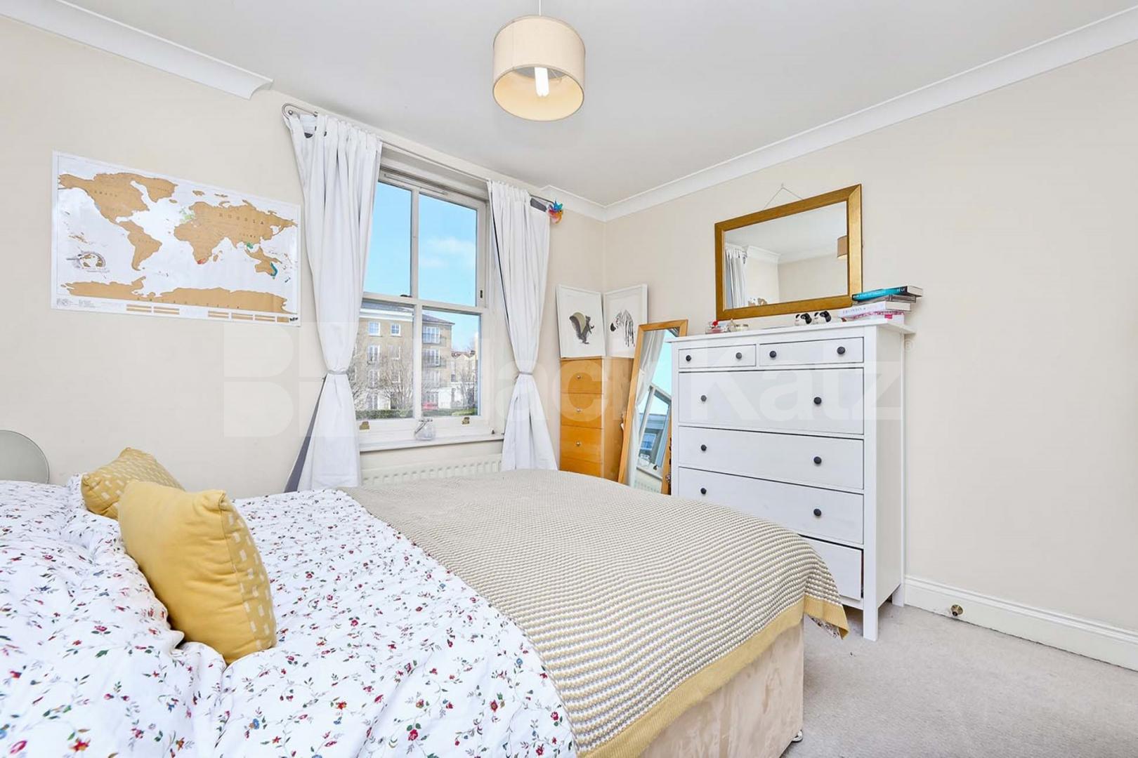 Beautiful apartment, over looking tranquil gardens & private parking   Russell Lodge. Spurgeon Street, London Bridge